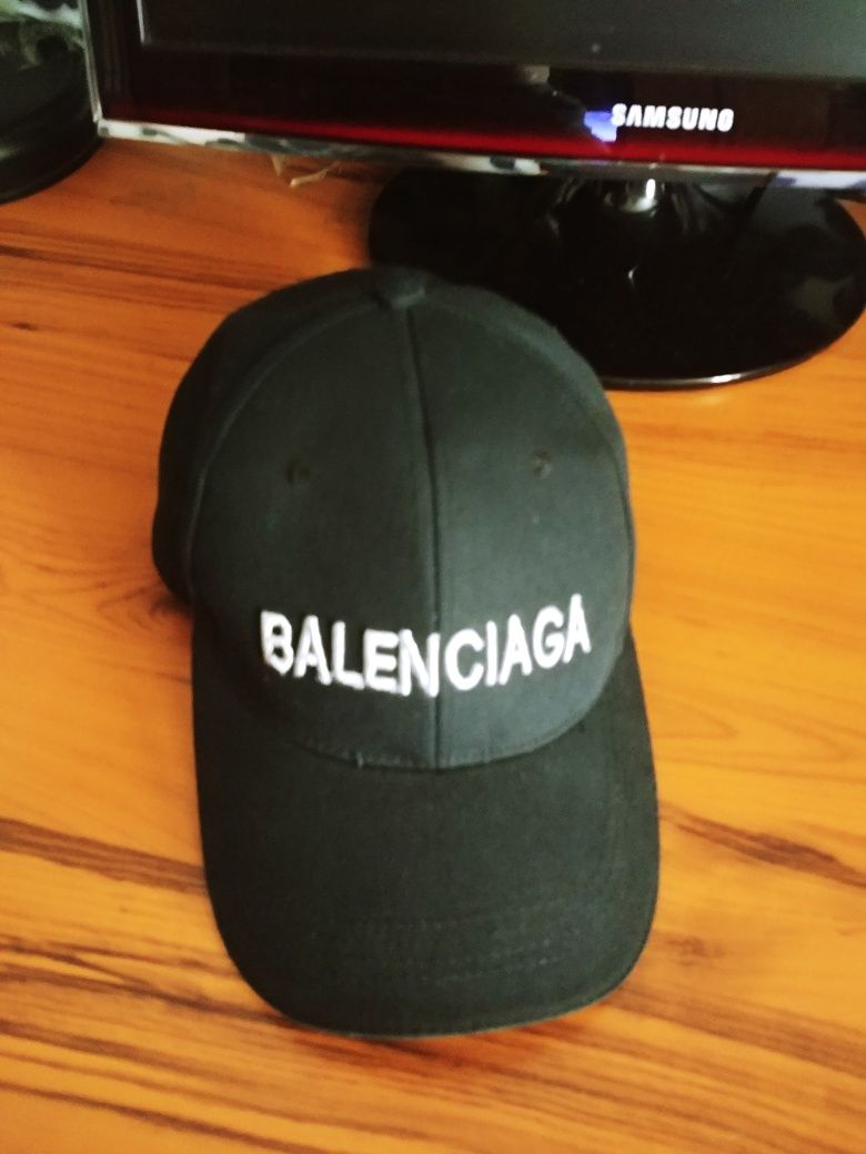 Продаю бейсболку Balenciaga