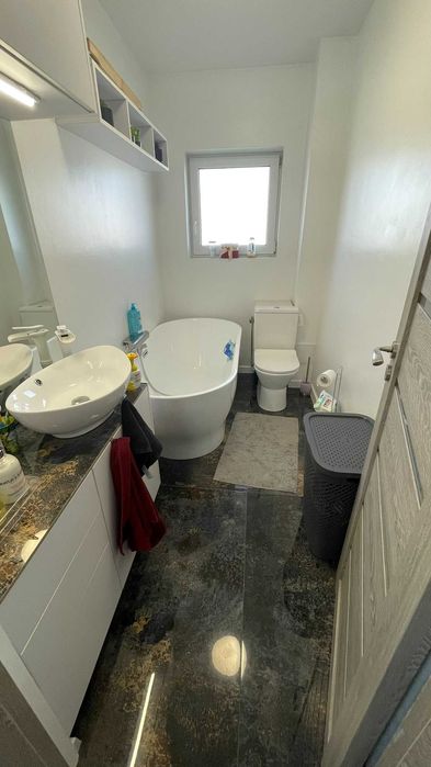 P.F. vând apartament,decomandat,3 camere, situat pe Strada Muzeul Apei