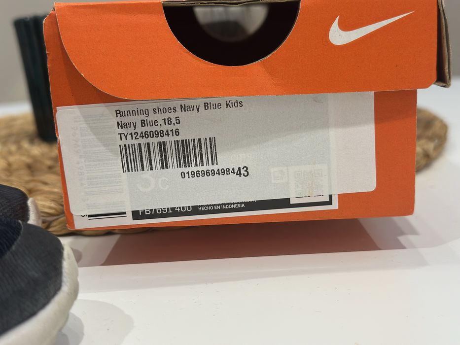 Nike  оригинални маратонки 18,5.