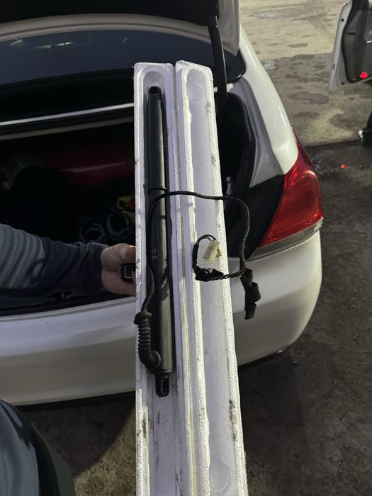 электропривод крышки багажника.