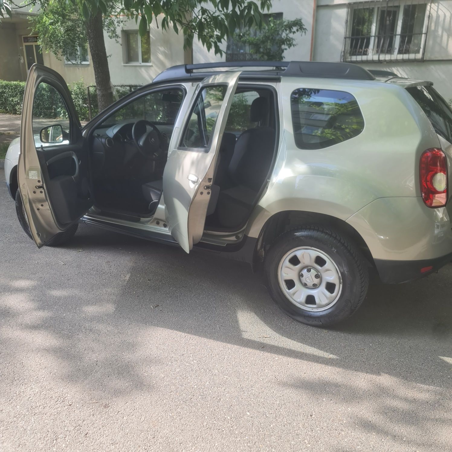 Vând Dacia Daster