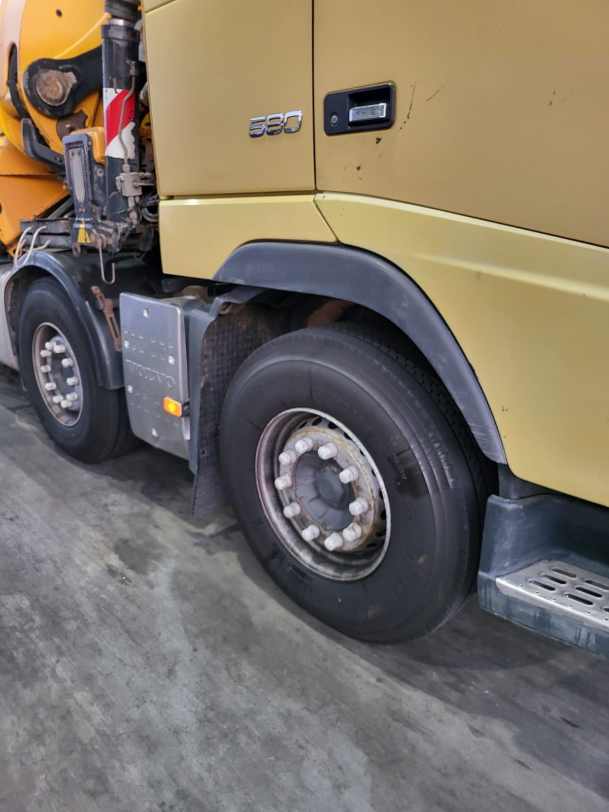 Volvo FH16 8X4 cu MACARA EFFER 850 cap tractor