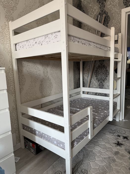 продаю двухярусный детский кровать.