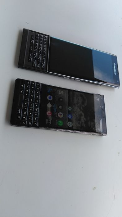 Blackberry Key2  si Blackberry Priv