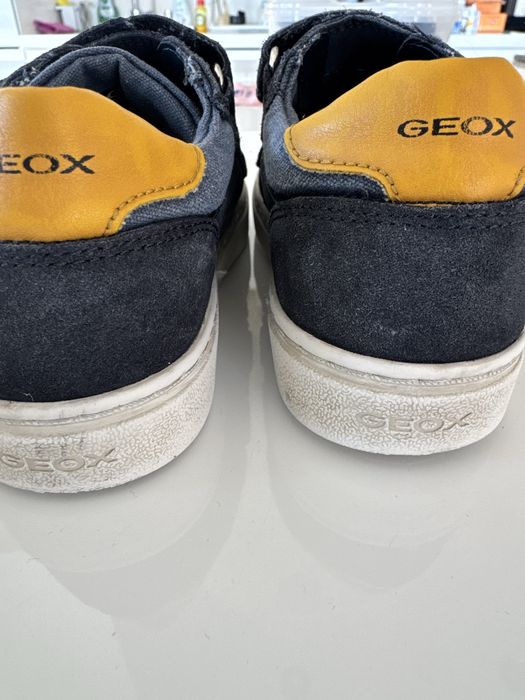 Затворени кожени обувки GEOX 27 номер
