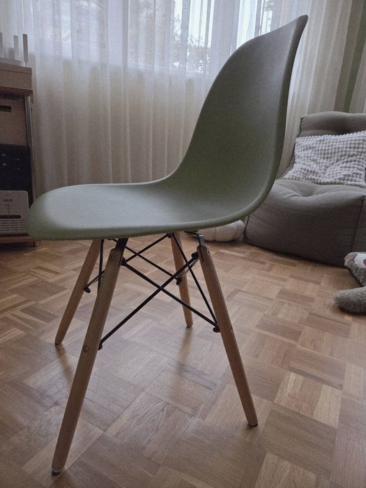 Продавам кухненски столове четири броя зелен цвят.