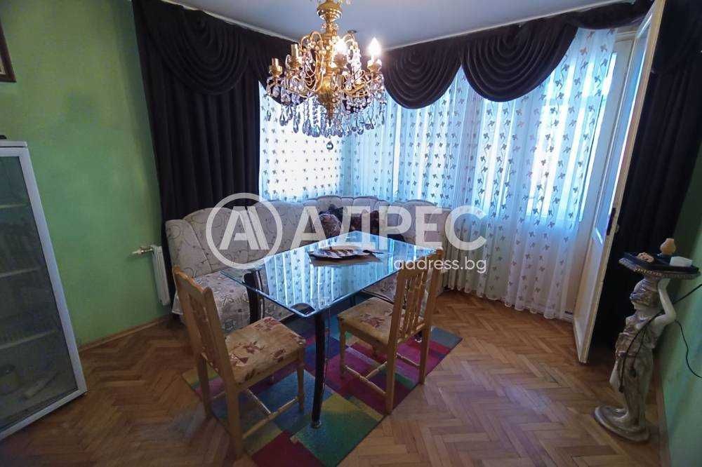 Tриетажна къща в тих и спокоен квартал