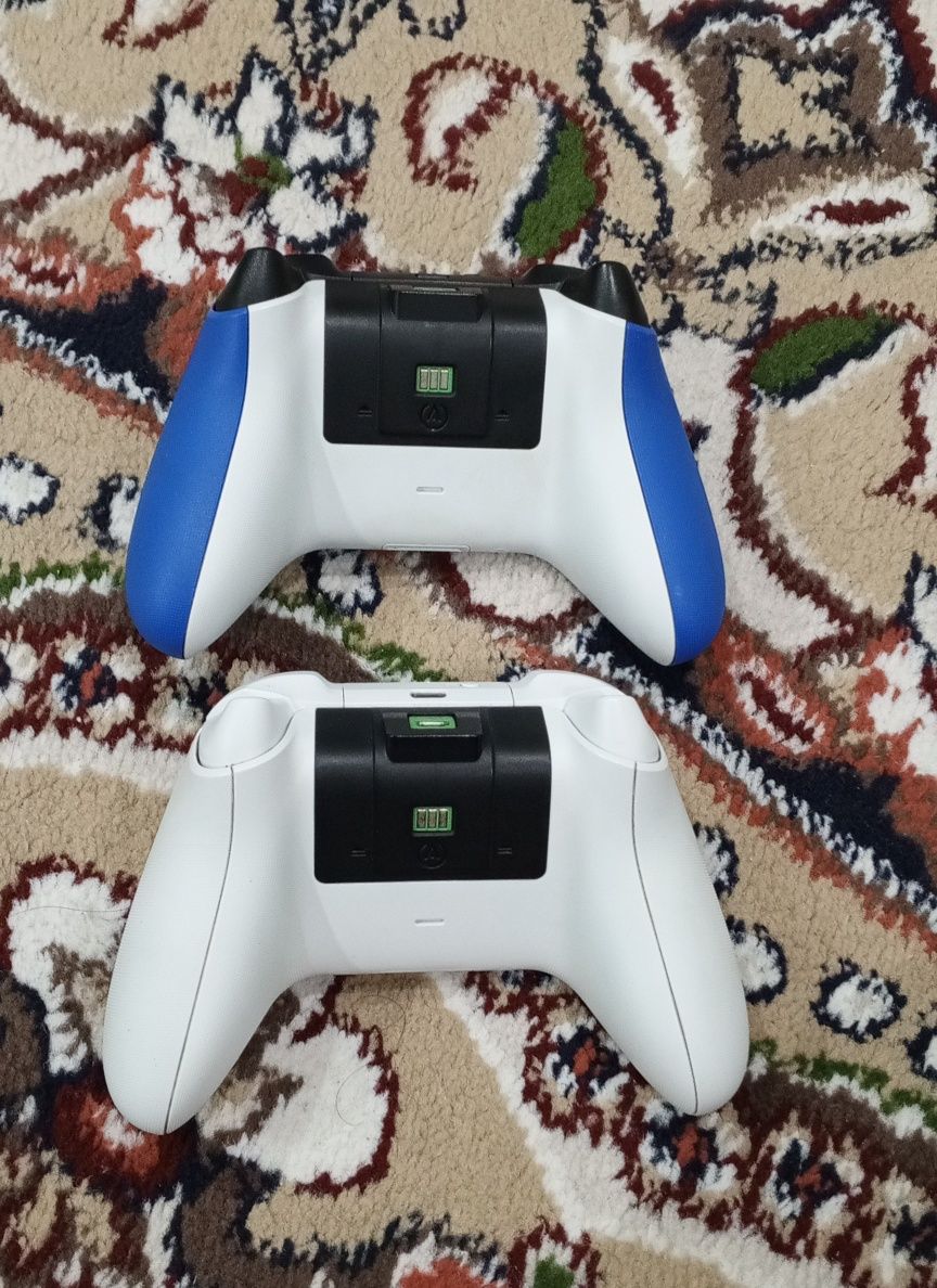 Продам Xbox series S 512 Гб 2 джойстик и акумлатор идеально состояние
