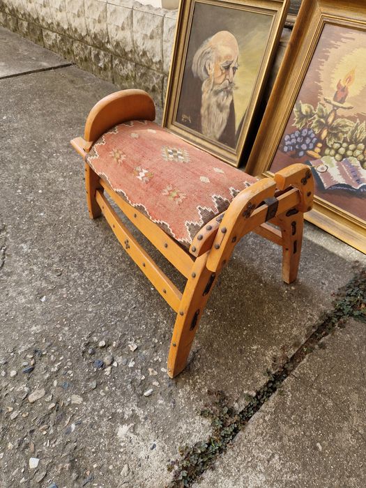 Чудесна антикварна табуретка тип камилско седло