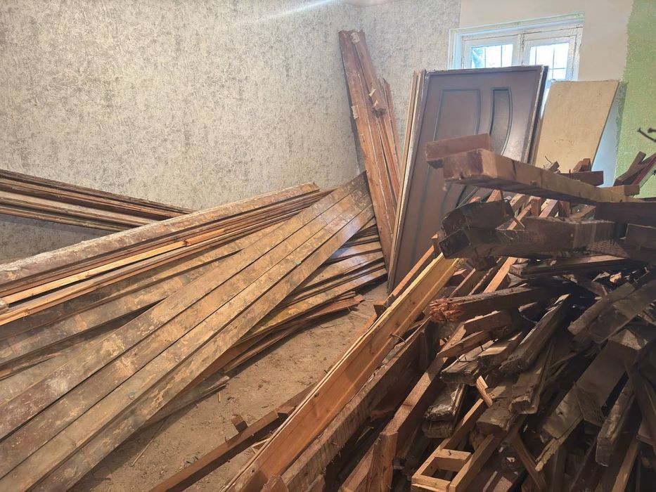 Пол тахталар ва иккита эшик каропка билан