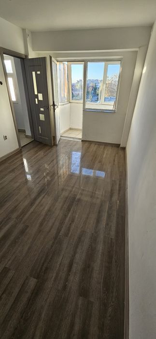 Vand garsoniera  cu balcon