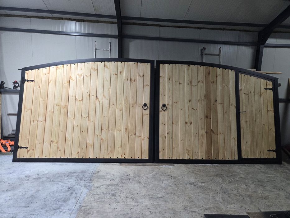 Poarta Imperiala culisanta sau batanta