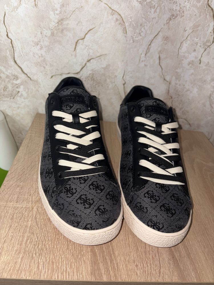 Продавам Guess обувки