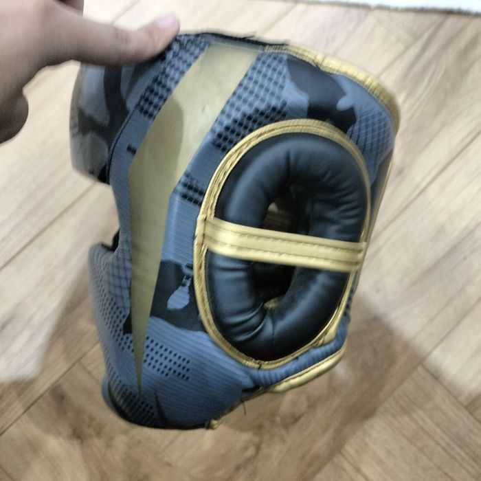 Шлем Веном ,цвет черно золотой