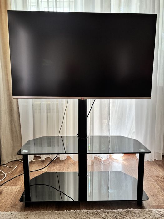 Стеклянная подставка под телевизор