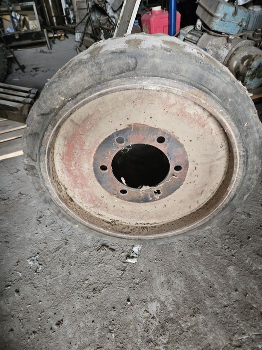 Блок за български двигател перкинс,гуми бандажни с джанти