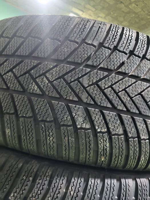 4 бр зимни гуми 245/35/19 Bridgestone