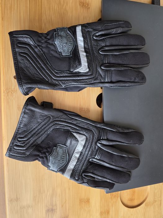 Manusi moto Harley Davidson.