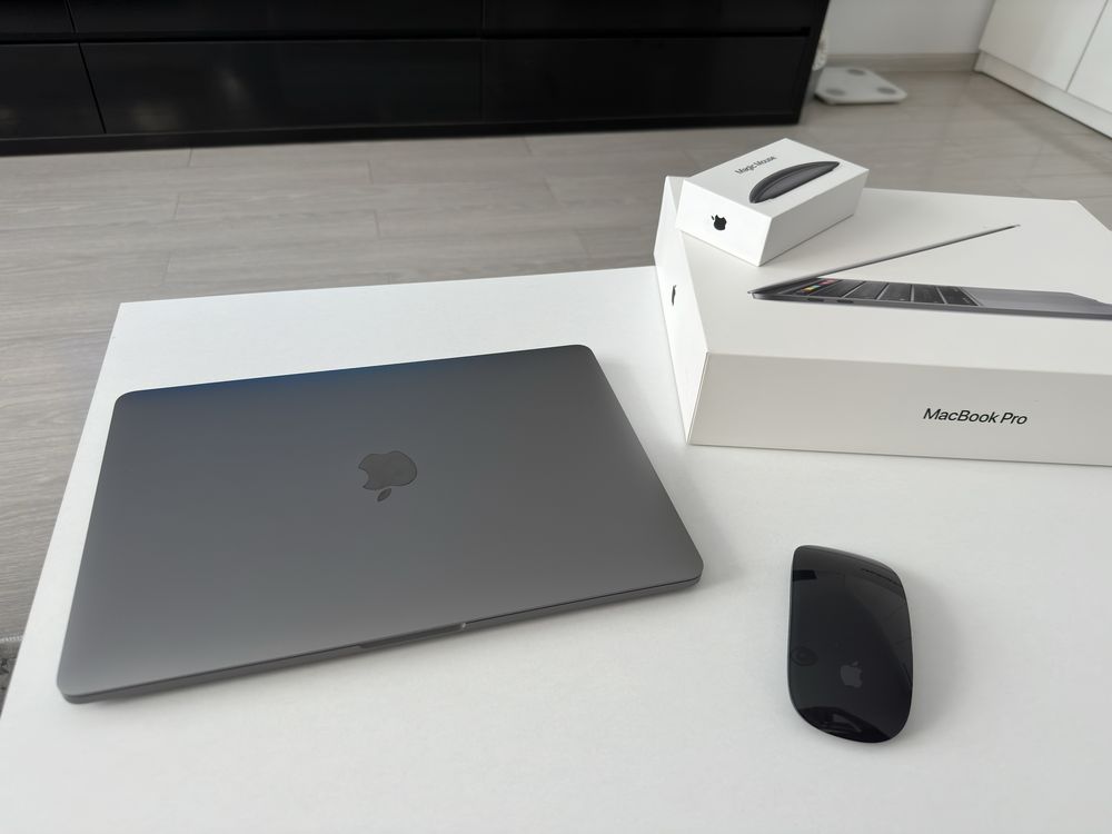 MacBook Pro 13 inch 256 GB space gray + magic mouse 2 space gray
