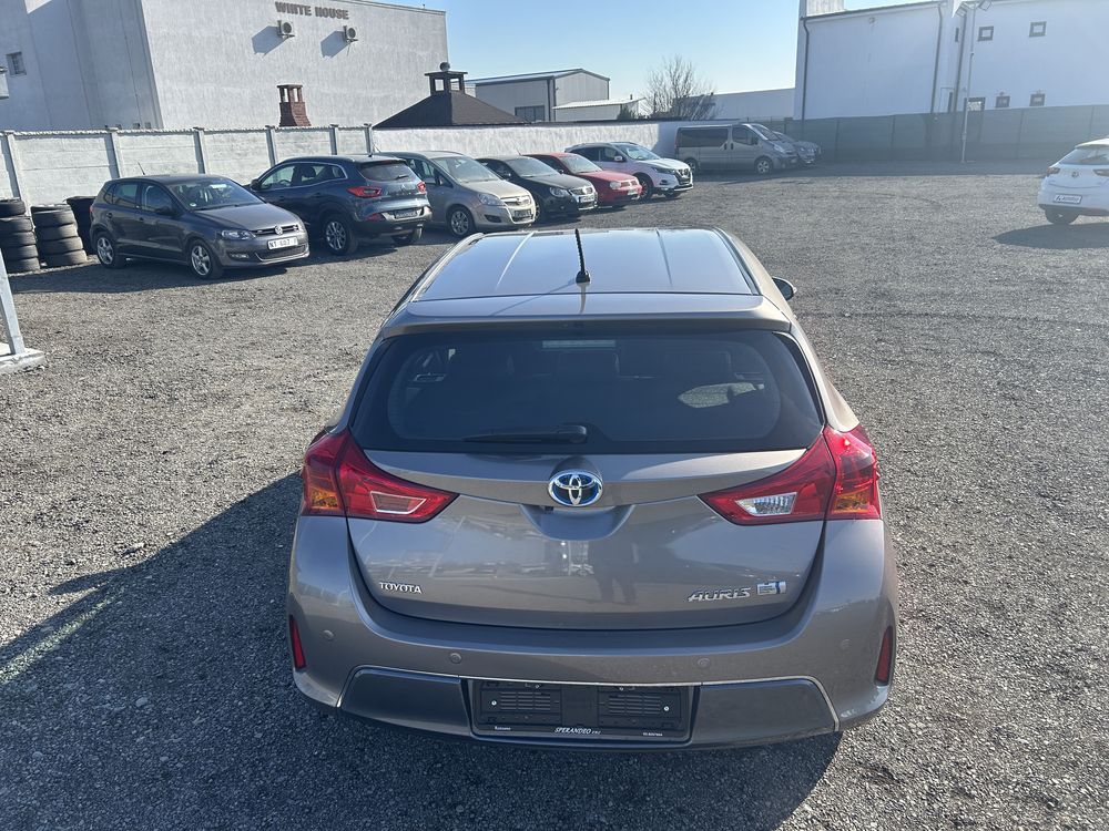 Toyota Auris ,Hibyd ,1,8 ,baterie 90 %