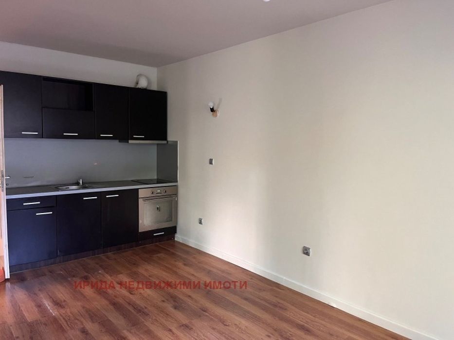 Просторен тристаен апартамент в Център