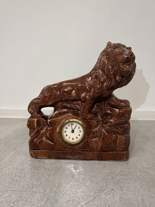 Vand ceas mecanic in forma de leu din ceramica veche (arta, decor)