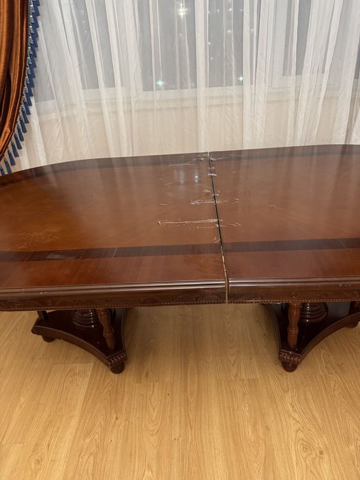 Продам 2 стола гостинный и кухонный