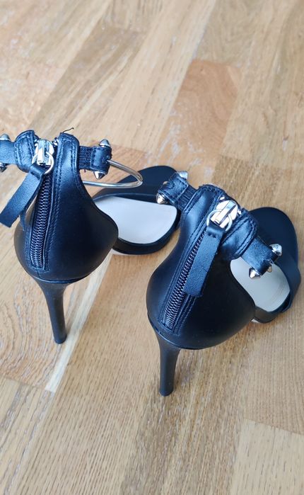 Sandale negre cu baretă metalică