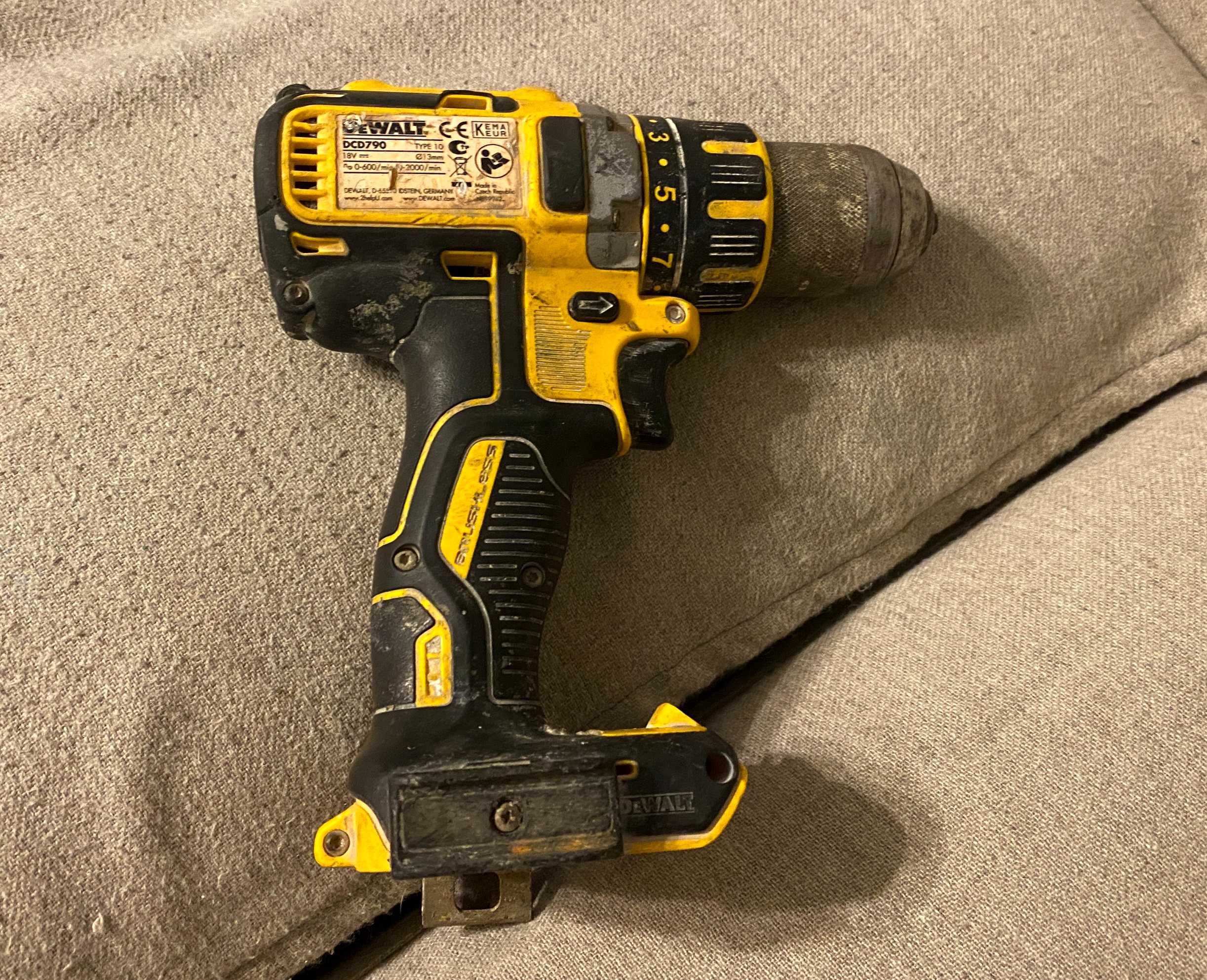 Masina gaurit si insurubat percutie Dewalt DCD790 18V brushless corp