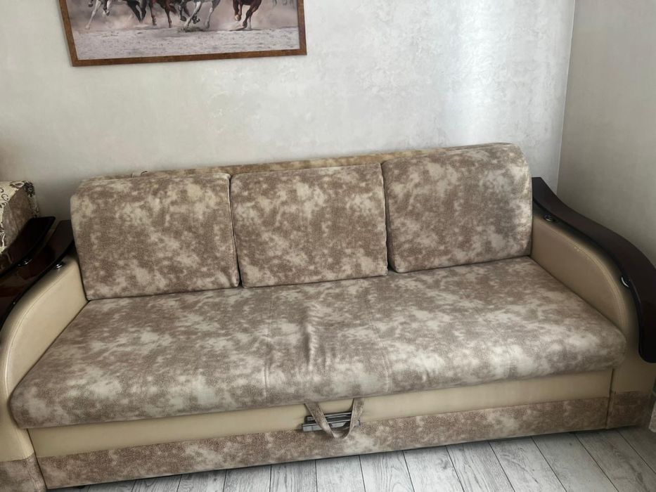Диван с креслом в хорошем состоянии