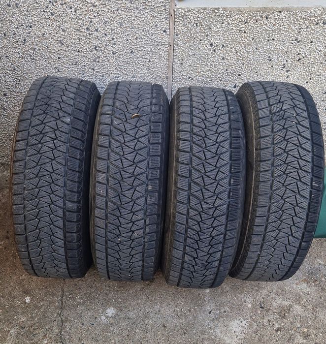 Зимни гуми Bridgestone Blizzak DM V2  215 70 R16