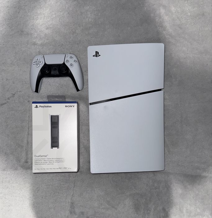 PS5 Slim 825GB + controller + statie de incarcare originala