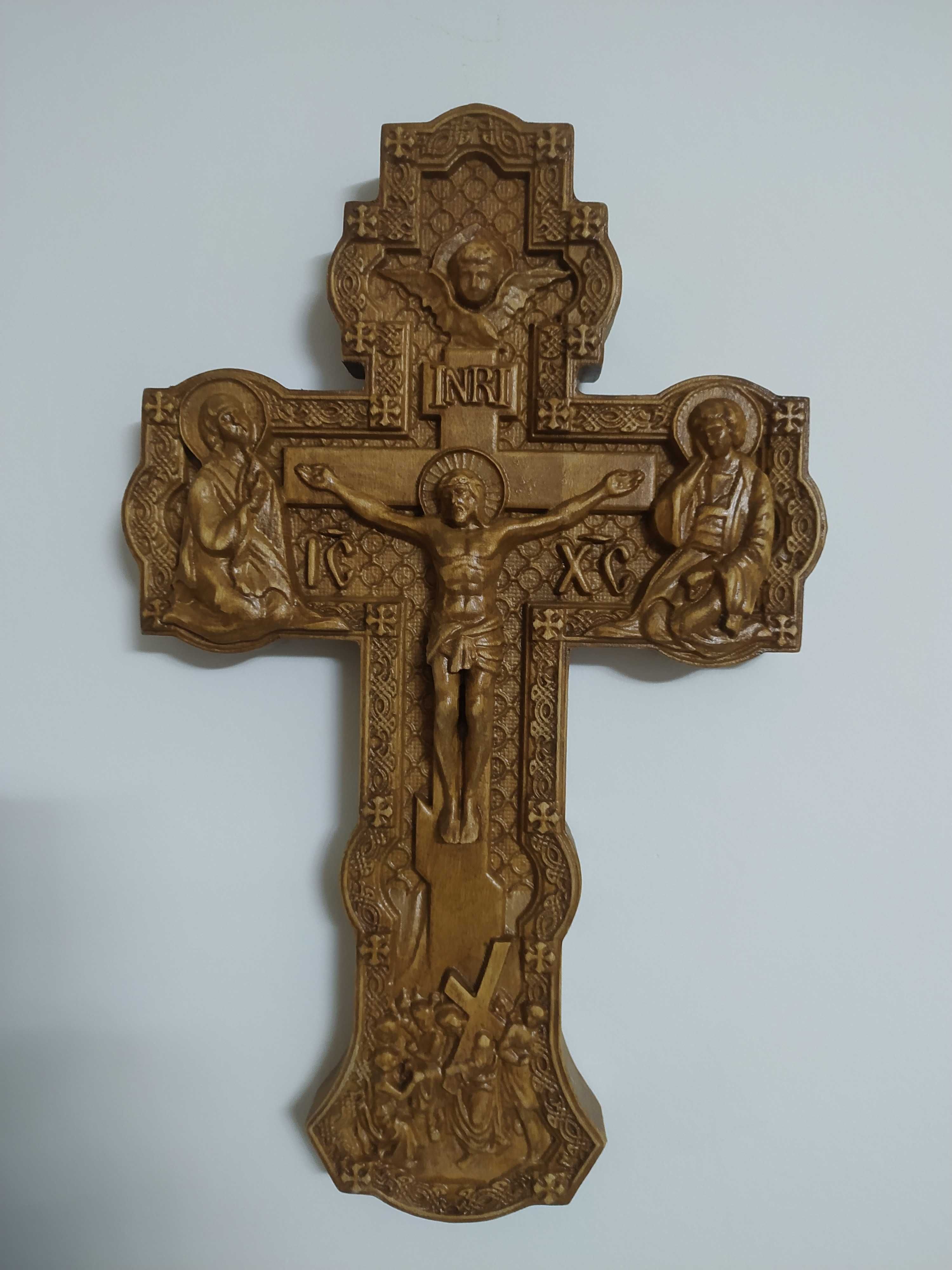 Cruce sculptata in lemn