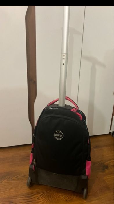 Раница с вградени колела и дръжка