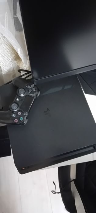Плейстейшън 4 със игри и джойстик