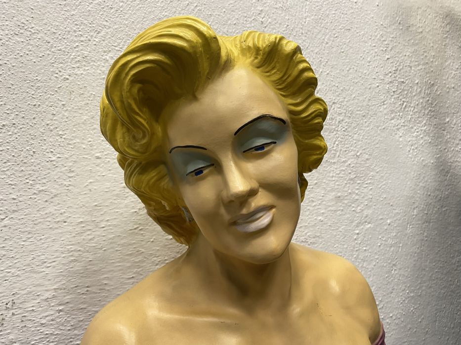 Голям американски бюст мерлин монро