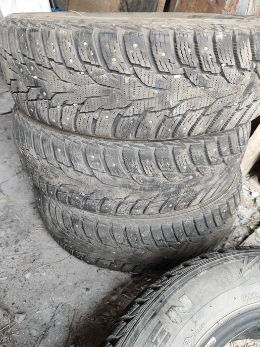 Продам комплект зимних шин nexen 185/65R15