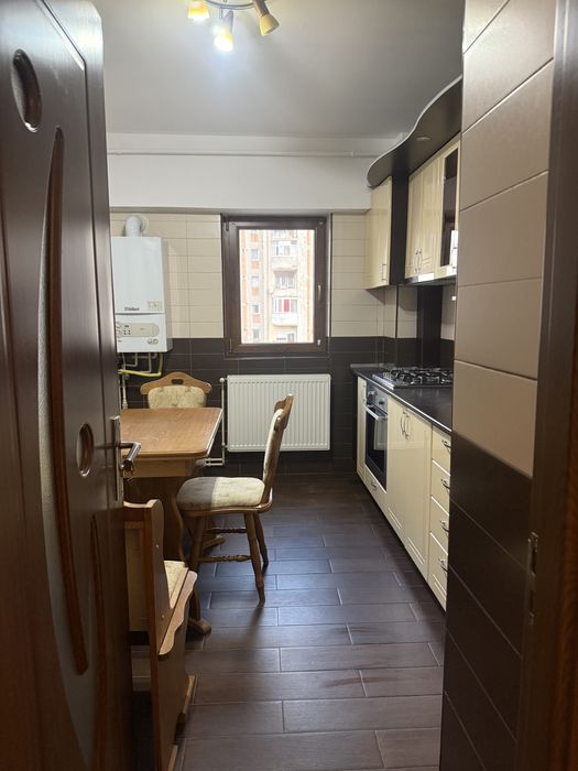 Inchiriez apartament 3 camere zona centrala B dul Revolutiei