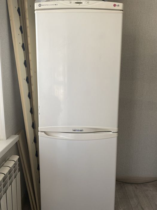 Холодильник LG в хорошем состоянии