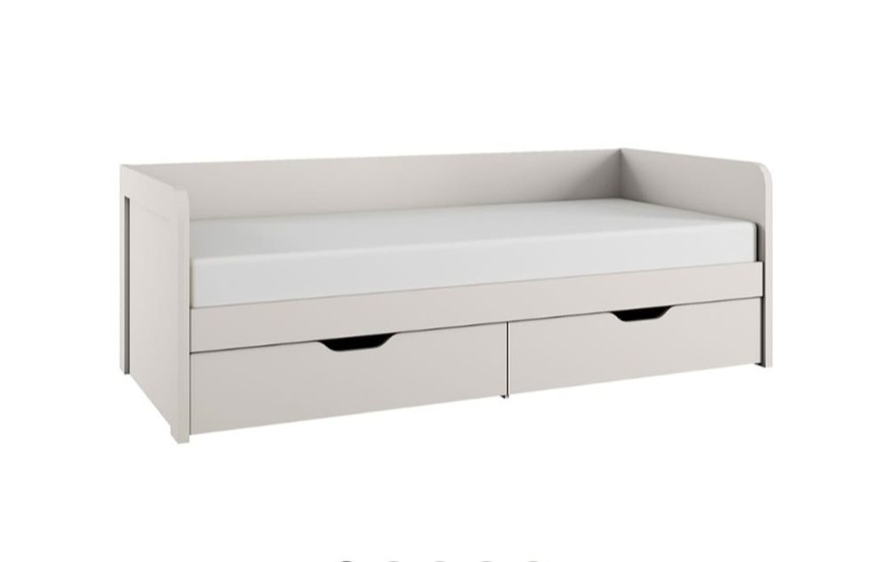 Срочно продам кровать почти новая с ящиками глубоки для одеждые