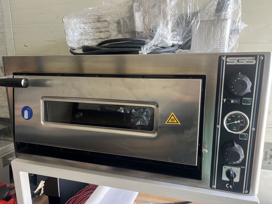 Cuptor pizza cu samota in interior