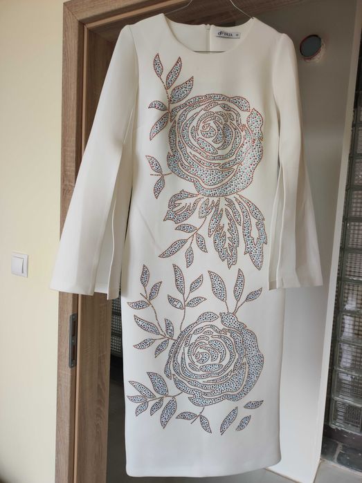 Продавам бяла официална рокля