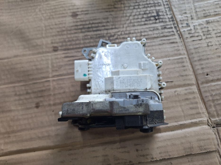 Broasca usa stanga fata AUDI A4 IV Avant 8K5, B8 2007 - 2015  8J283701