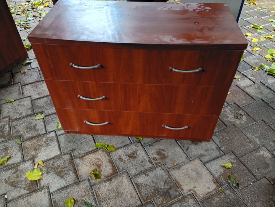 Vând dormitor .șifonier 2 uși. 1servanta  1 noptiera+canapea extensibi