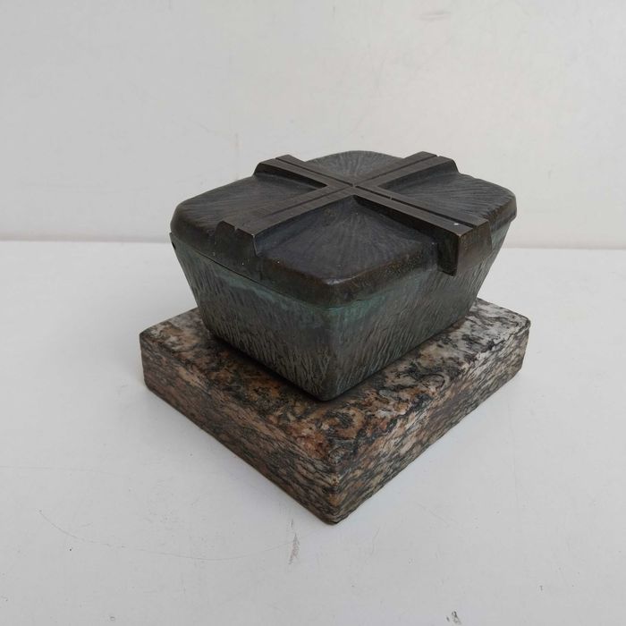 НАЙ ДОБРАТА ОФЕРТА Стар немски съд за светена вода , метал и мрамор