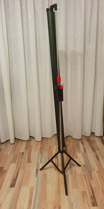 Ecran de proiecție Revue cu trepied pentru videoproiector retractabil