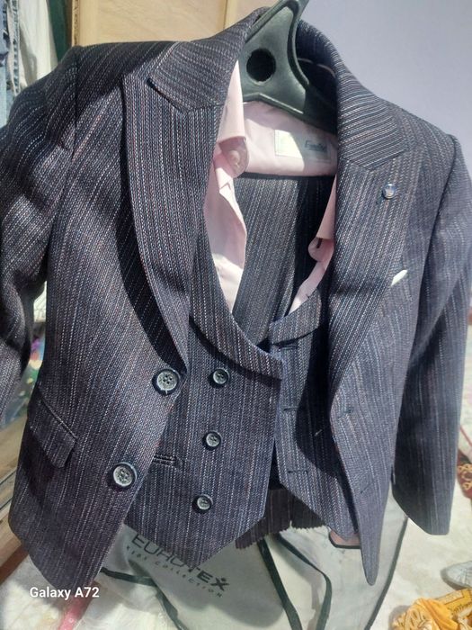 Костюм тройка 5000 тг, рукзак школьный1000 тг,платье 1 годик 500тг