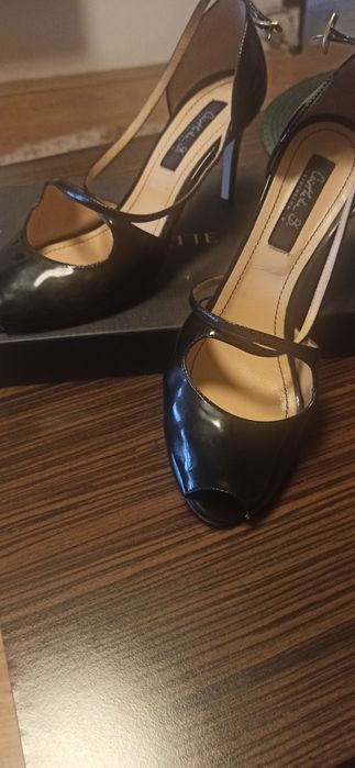 Pantofi din piele lăcuită