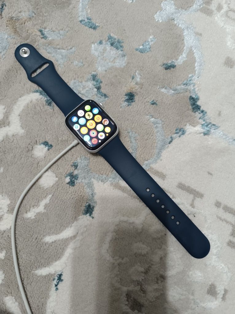 Продается часы apple watch se 44