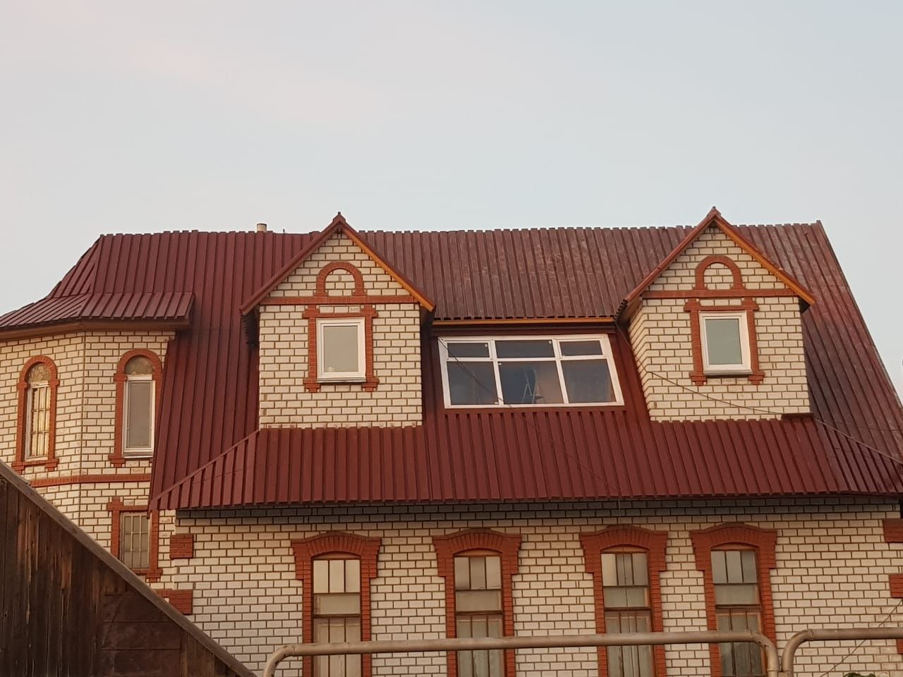 Покраска крыш потолков стен фасады зданий заборов металло конструкций.